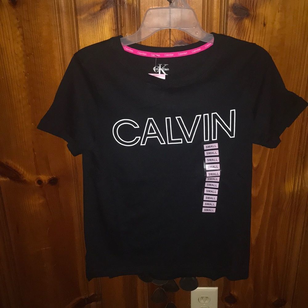 🥰 Cute NEW Calvin Klein T-shirt!